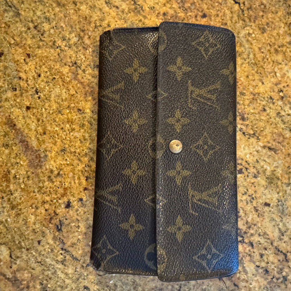 Authentic Louis Vuitton Sarah wallet
